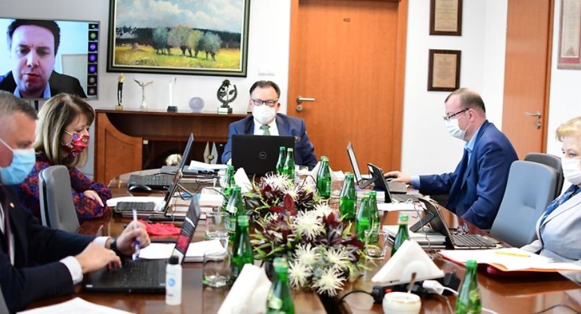 Konrad Rytel w komisji ds. raportu o stanie województwa. W czerwcu głosowanie nad absolutorium