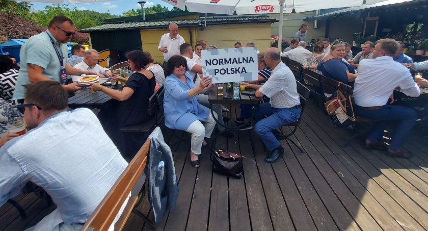 Wspólne biesiadowanie po konwencji