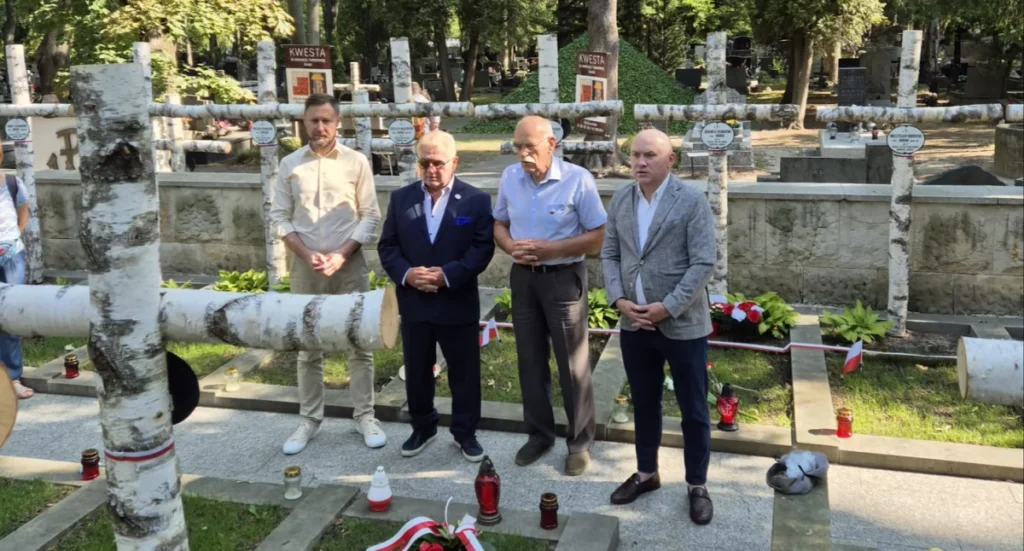 Rocznica wybuchu Powstania Warszawskiego - Zarząd MWS składa kwiaty na Powązkach