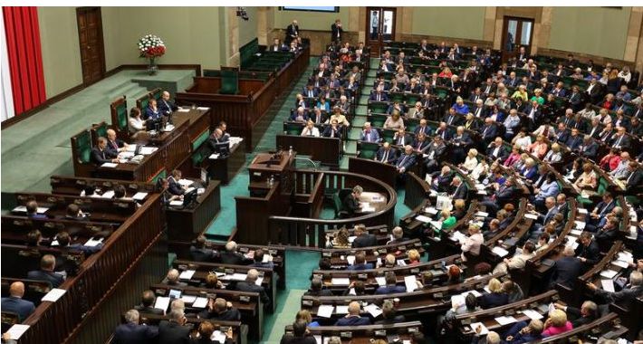 PiS z jedynką, PO z dwójką – PKW rozlosowała numery list w wyborach do Sejmu