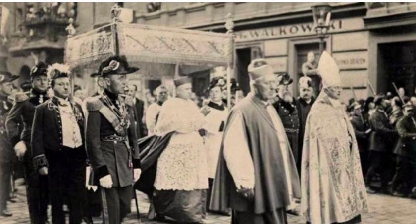 Boże Ciało. Religijna tradycja wczoraj i dziś.