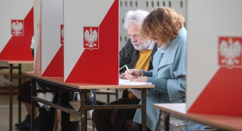 Ile osób oddało już swój głos? PKW podała frekwencję na godz. 12.