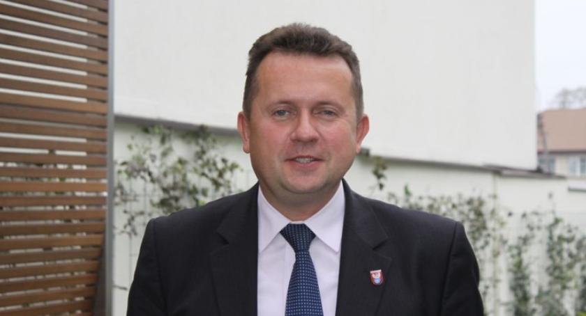 Jego seksistowskie komentarze nie przeszkodziły mu w wygranej...
