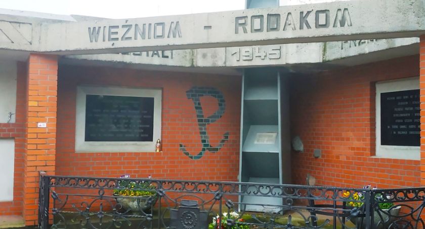 Od trzydziestu lat szukam syna.	Wojnę przeżył, wiem to, bo pisał...