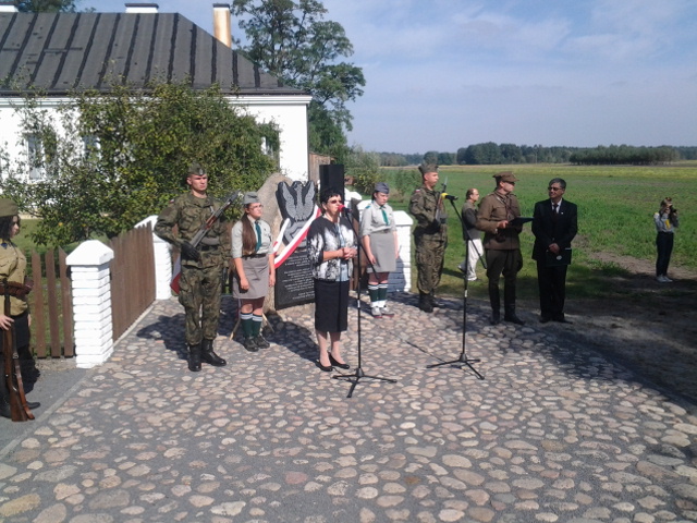 Uroczystości odsłonięcia pomnika ofiar faszystowskich w Łaziskach- fotorelacja