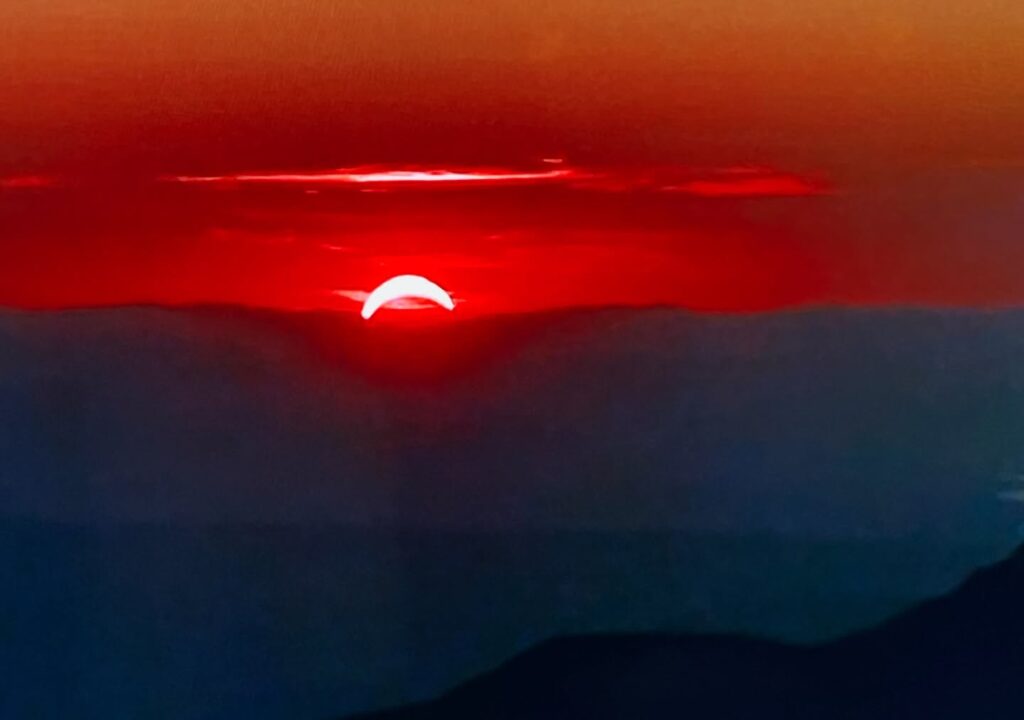 Jakoś ciemno się zrobiło 🌞 Dobrze, że Wspólnota rozjaśnia Wam czas 🆒 #zaćmienie