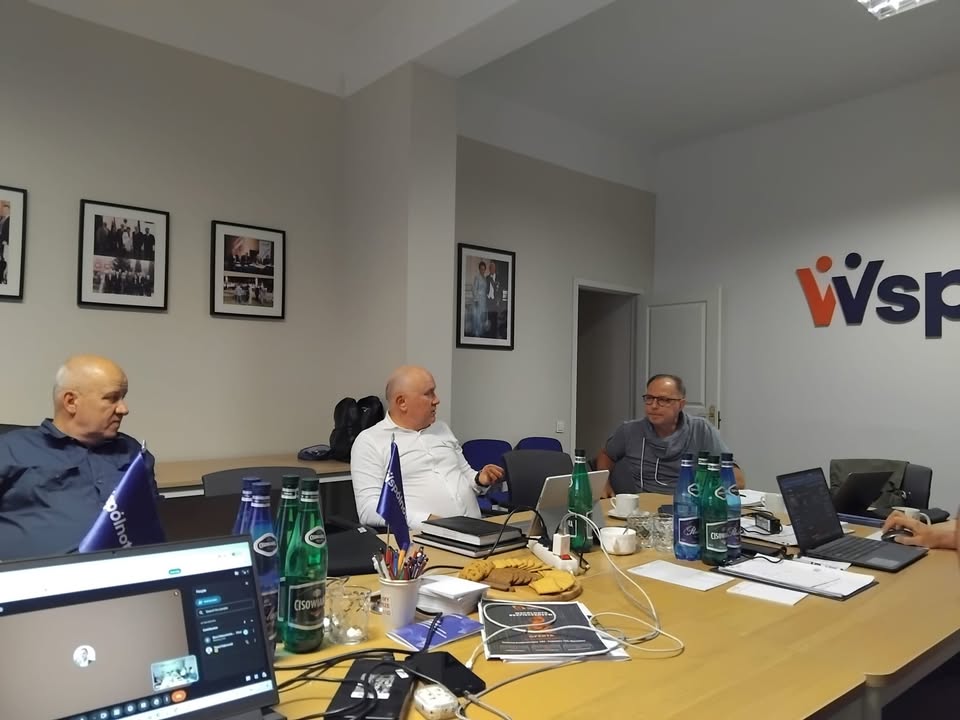 Wieczorem pracował Sekretariat Zarządu Wspólnota, przygotowując plan działań na kolejny mi…